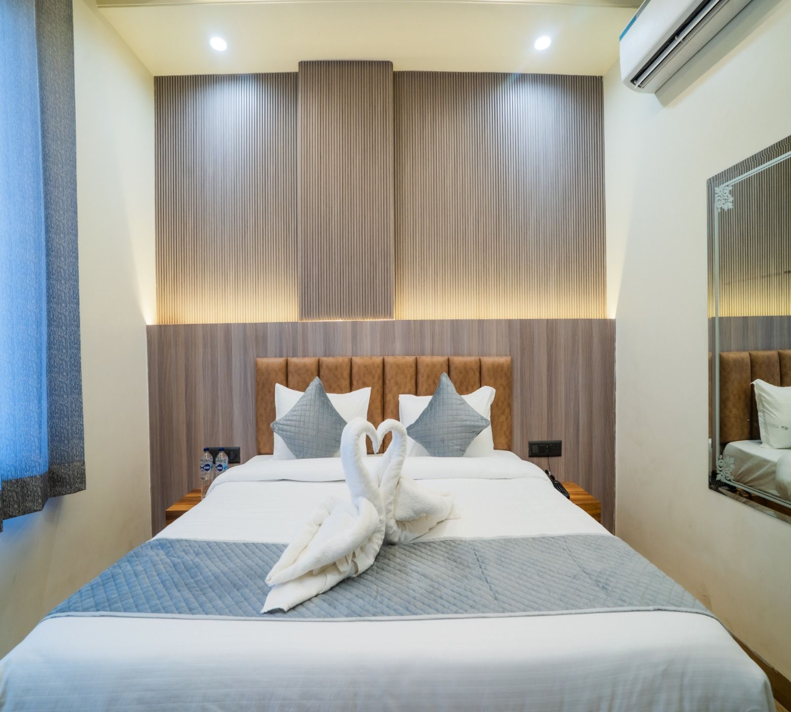 Hotel De Grand Dwarka Deluxe Room 3