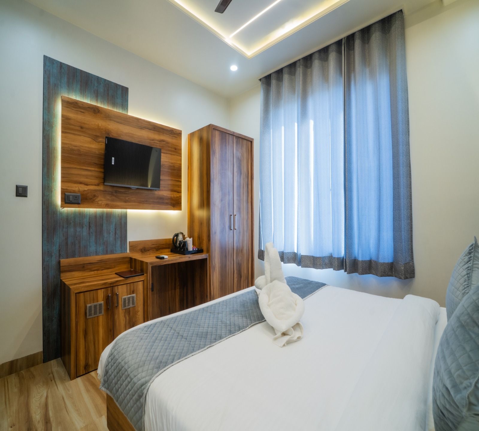 Hotel De Grand Dwarka Deluxe Room 4