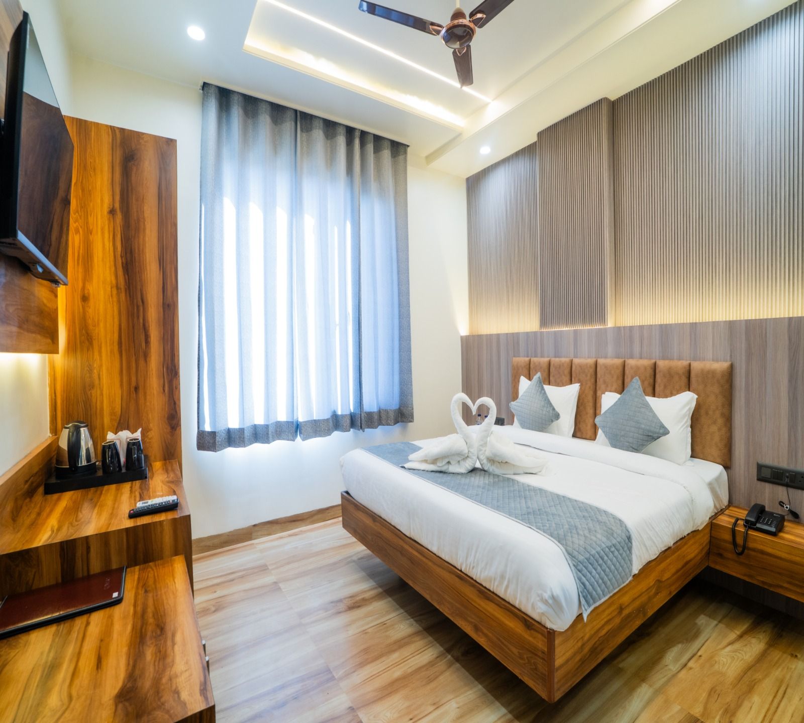 Hotel De Grand Dwarka Deluxe Room 2