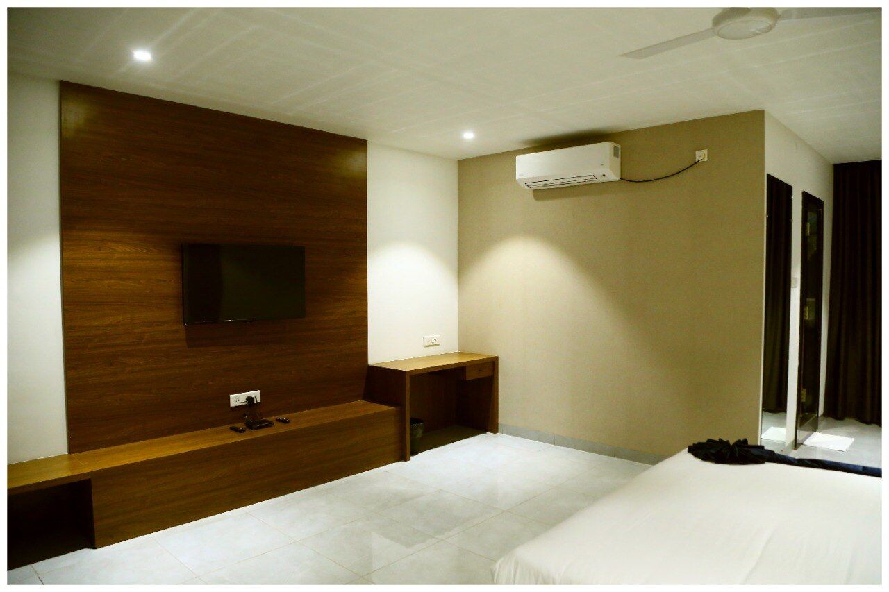 Hotel Tulips Grand Luxury Room 4