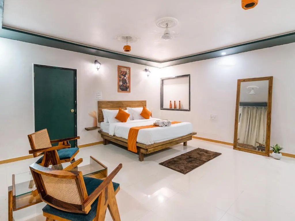 Superior King Room with Balcony and Washroom