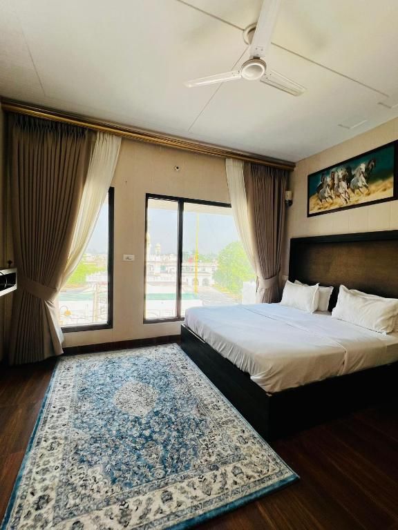 Temple View Inn Deluxe King Room 2