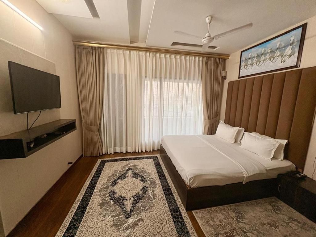 Temple View Inn Deluxe King Room 4