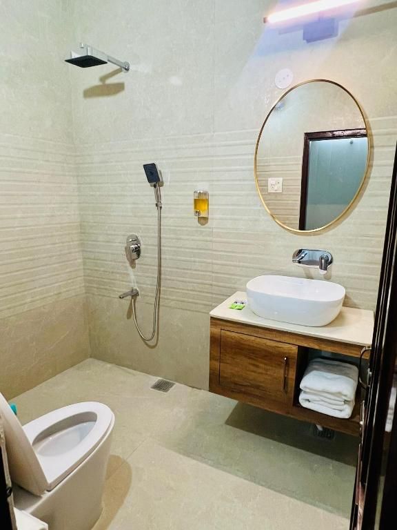 Temple View Inn Deluxe King Room 5