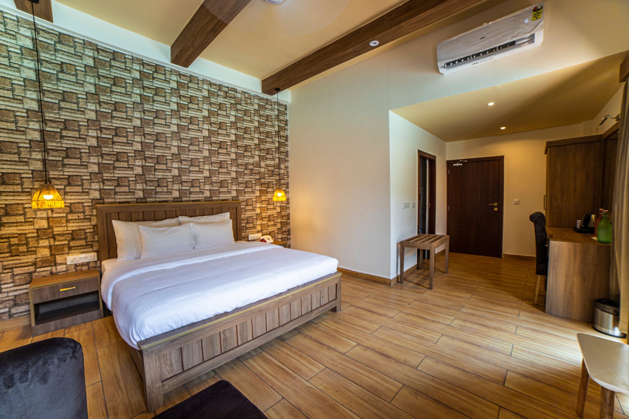 Deluxe Pool View Room