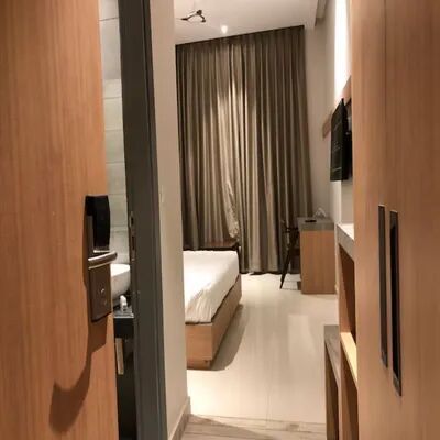 Hotel Golden Orchid Super Deluxe Room with Glass Shower Cabinet 3