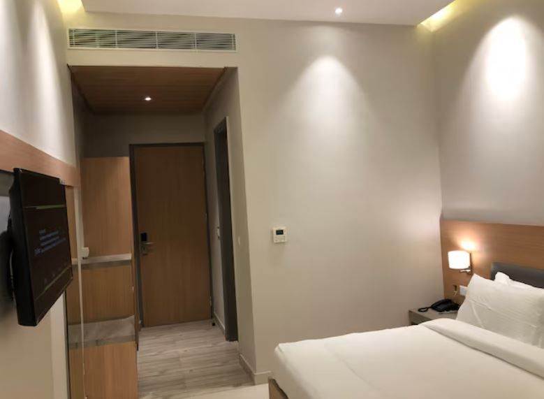 Hotel Golden Orchid Super Deluxe Room with Glass Shower Cabinet 2