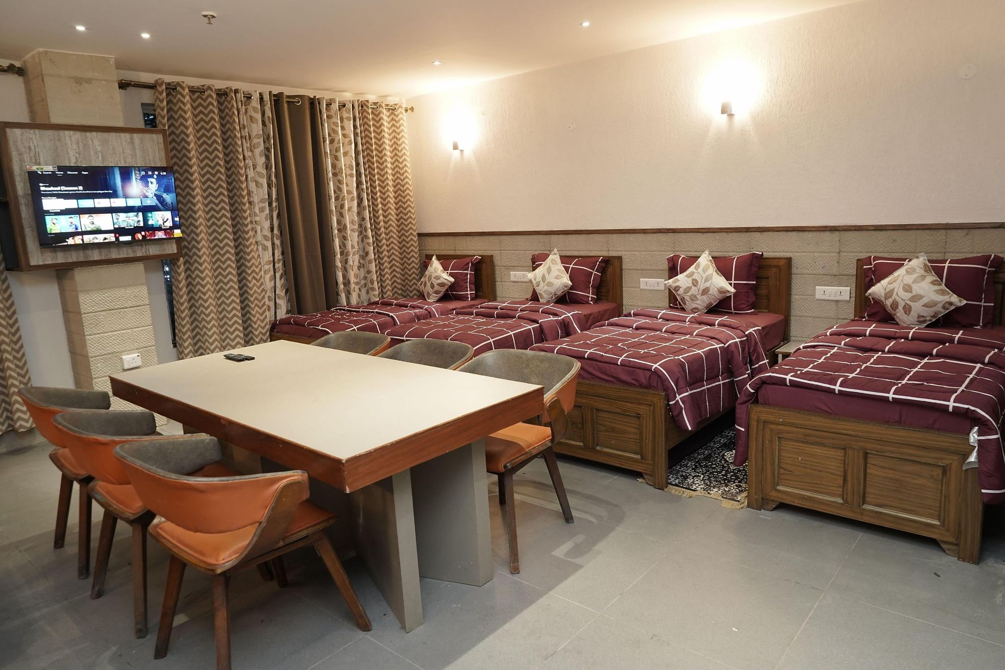 DELUXE ROOM SMART TV