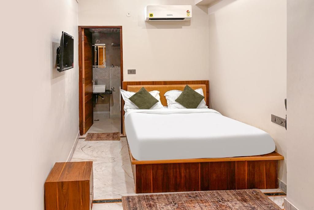 FabHotel Pearl Square Deluxe Room