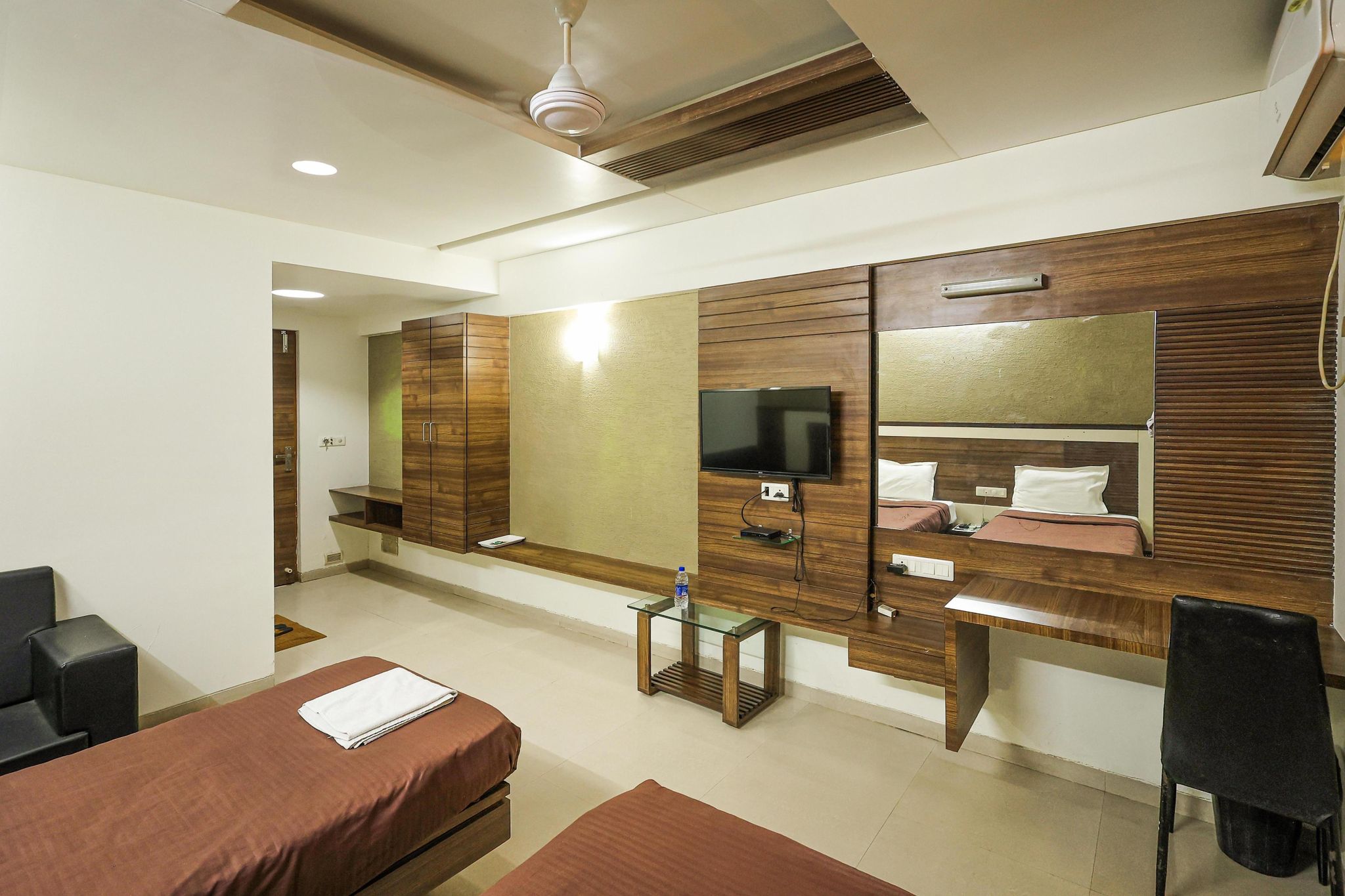 Executive Room(Unmarried couple & local id not allowed)