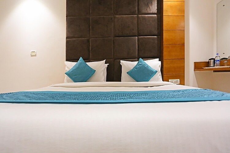 SUIT ROOM WITH AIRPORT DROP OR PIC UP