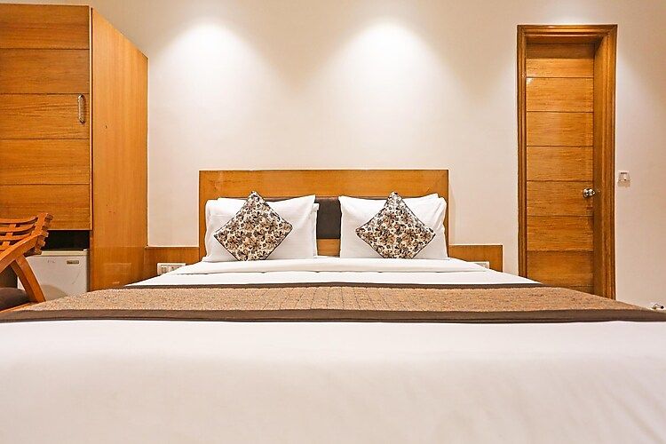 Hotel Aerosky Deluxe Double AC Room 3