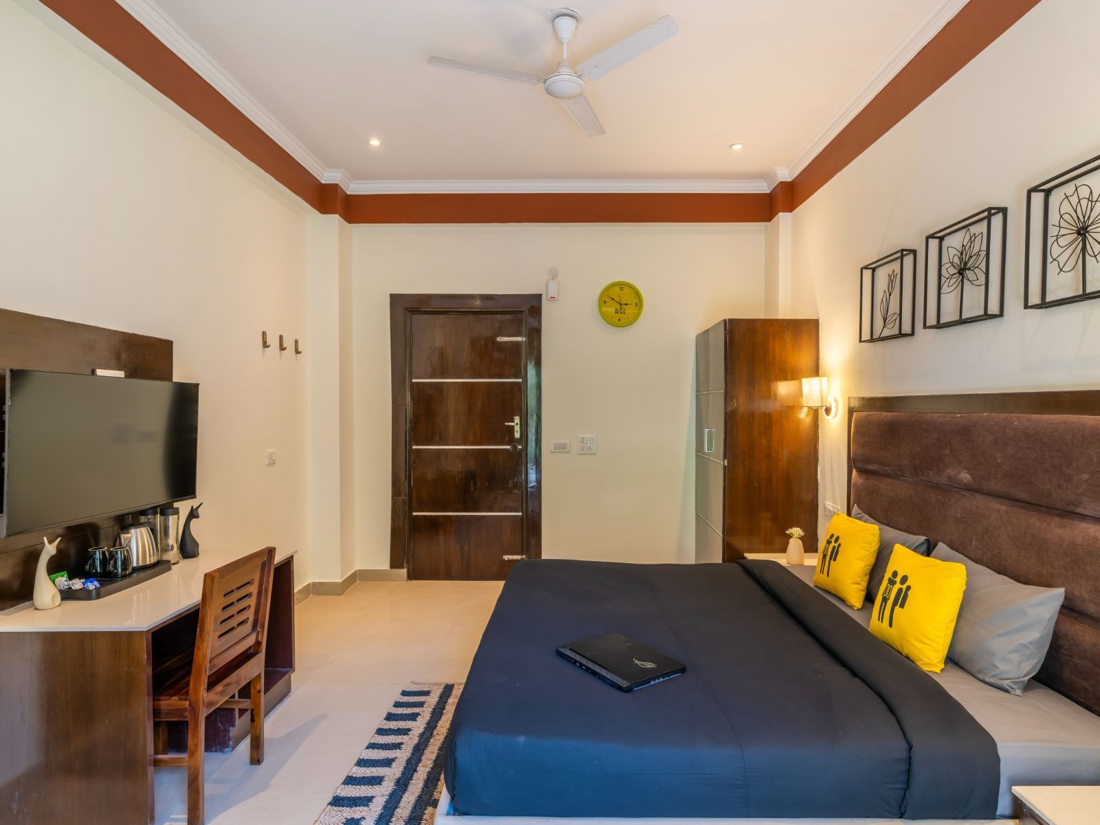 The Hosteller Kasauli Deluxe Double Room with Balcony and Forest View