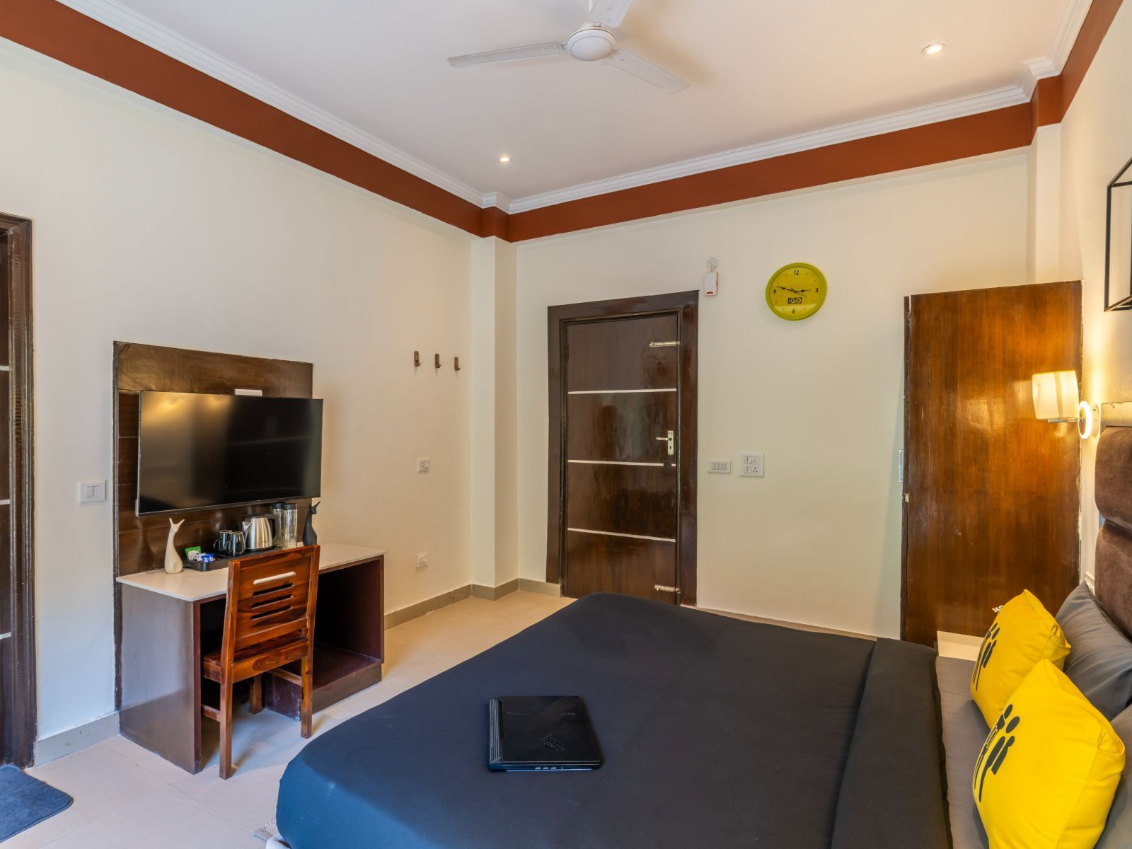 The Hosteller Kasauli Deluxe Double Room with Balcony and Forest View 2