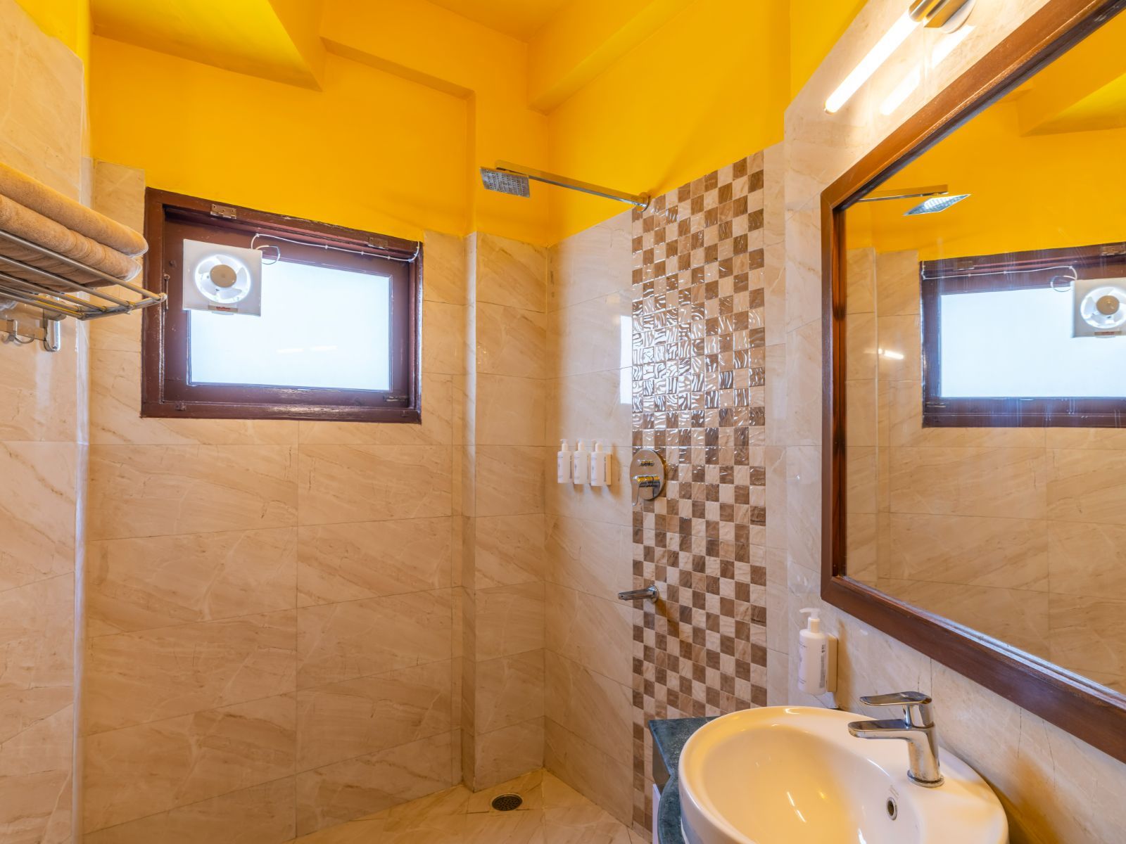 The Hosteller Kasauli Deluxe Double Room with Balcony and Forest View 4