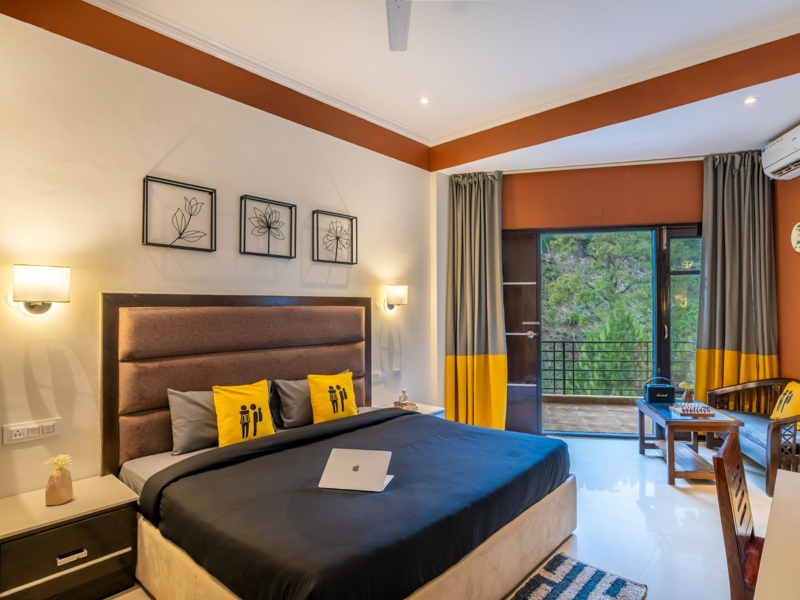 The Hosteller Kasauli Deluxe Double Room with Balcony and Forest View 3