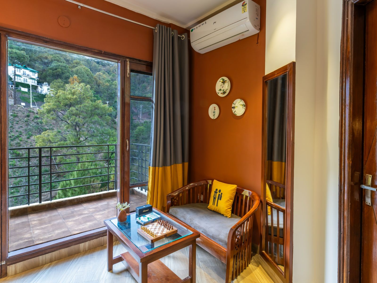 The Hosteller Kasauli Deluxe Double Room with Balcony and Forest View 6