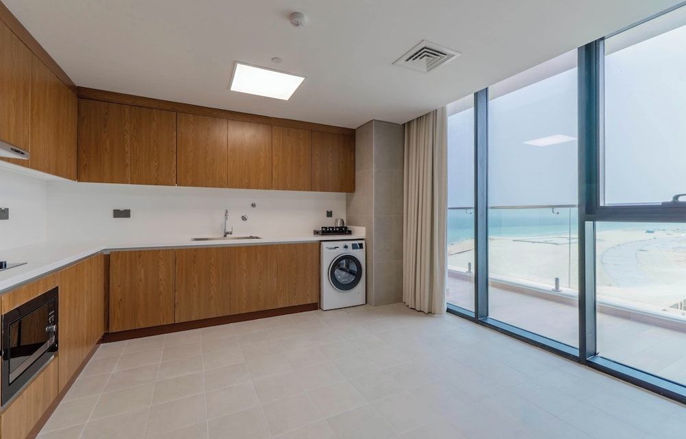 Beach Bay Hotel Mirfa Apartment, 3 Bedrooms, Balcony, Sea View 7