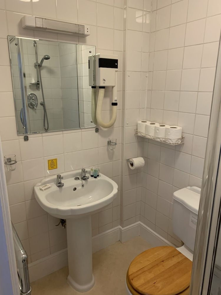 Cromwell Arms Twin Room, Ensuite 3