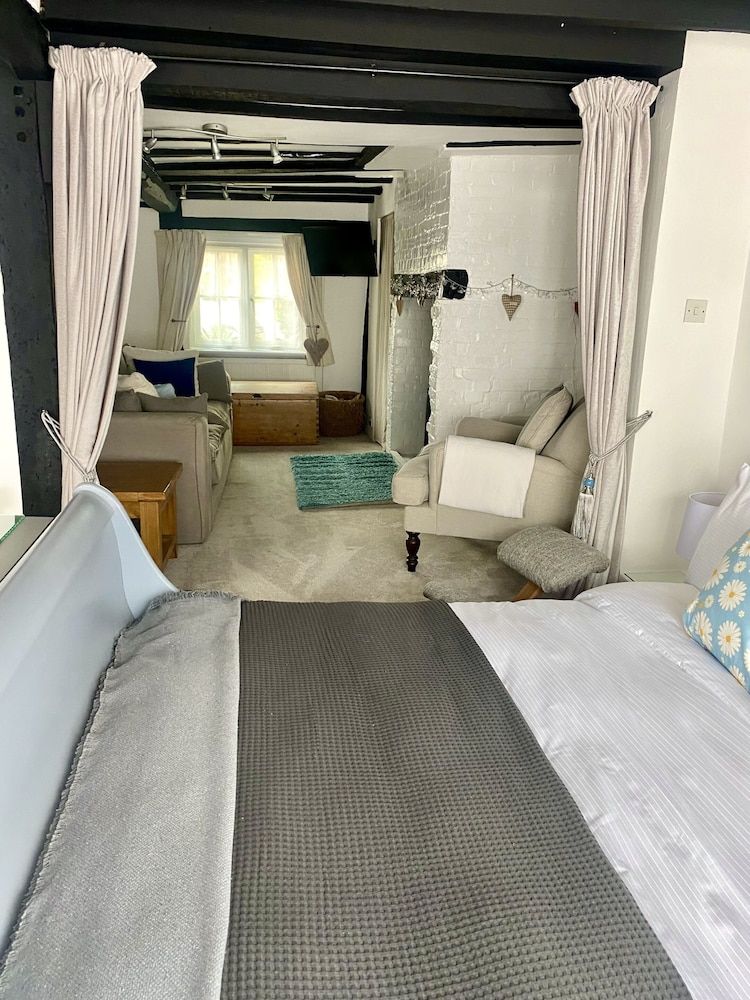 Chestnut Tree Superior Studio, Private Bathroom (Mulberry) 4