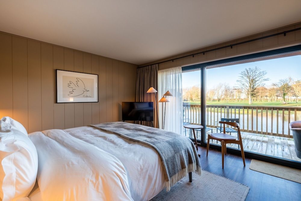Laceby Manor Resort and Spa Luxury Room, 1 King Bed, Bathtub, Lake View 3