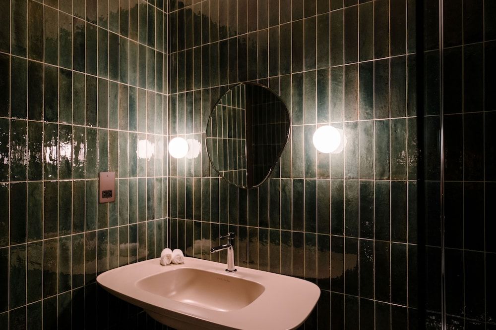 Laceby Manor Resort and Spa Luxury Room, 1 King Bed, Bathtub, Lake View 4