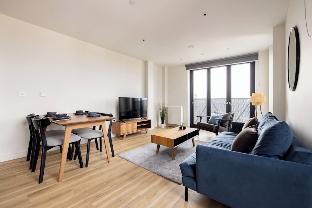 Croydon by Charles Hope Executive Two Bedroom Apartment 8