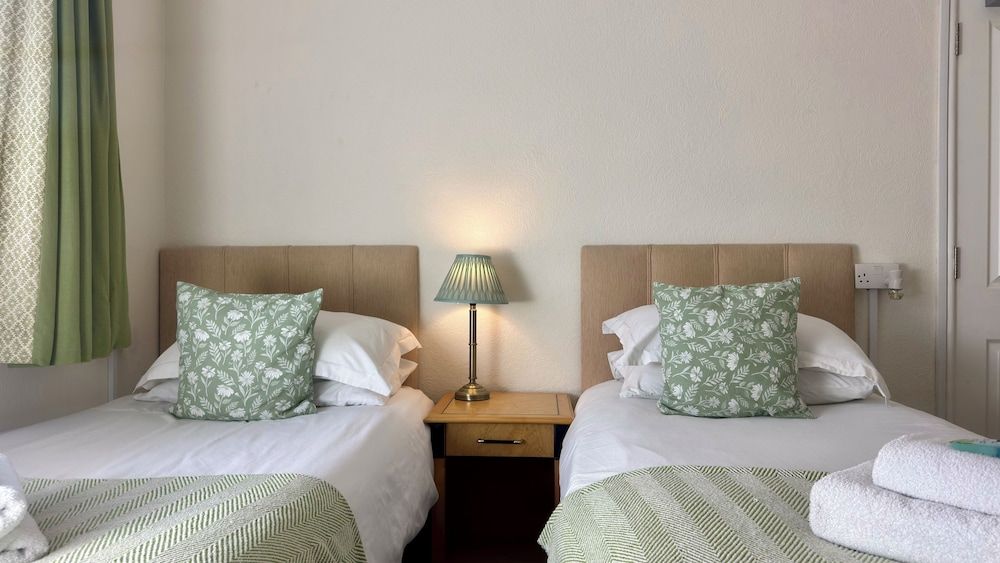 The Cricketers Inn Basic Twin Room, 2 Twin Beds 3