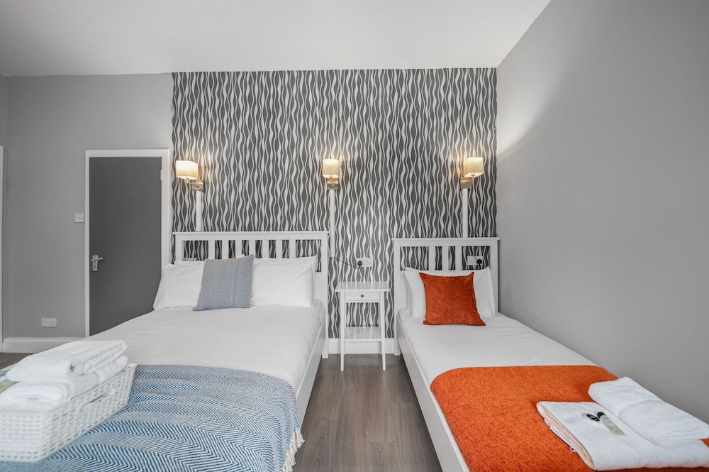 Queensferry guest house Basic Triple Room, Shared Bathroom 3