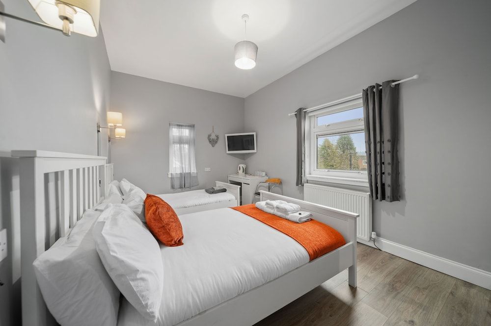 Queensferry guest house Basic Triple Room, Ensuite 5