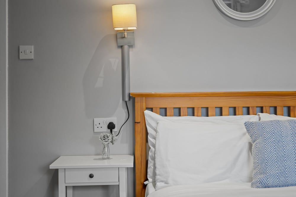 Queensferry guest house Basic Triple Room, Ensuite 4