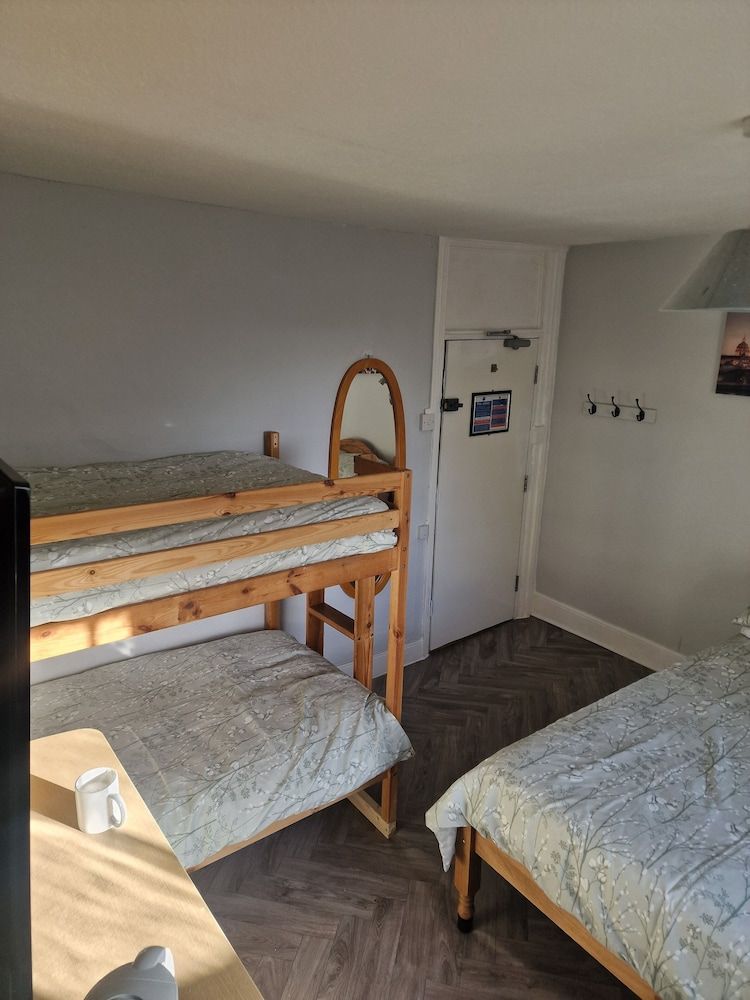 The Village Inn Standard Quadruple Room 2