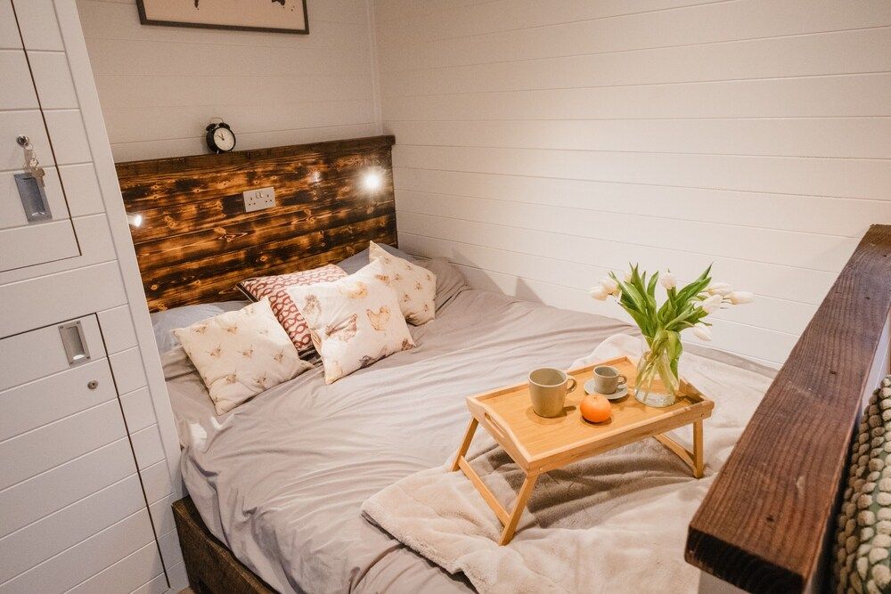 Deluxe Cabin, Ensuite, Canal View (Spys Cabin )