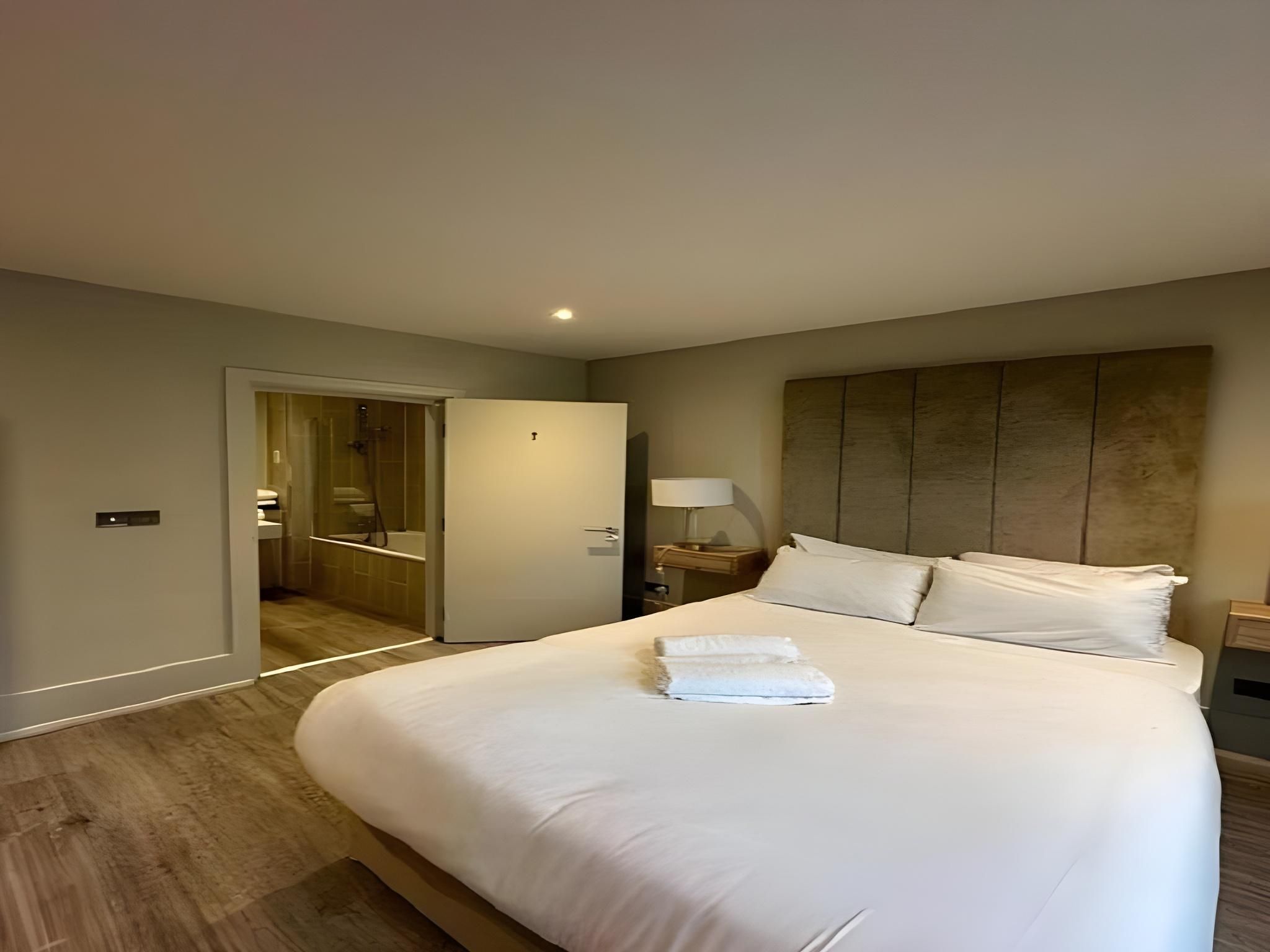 2-Bedroom City View Apartment with Balcony