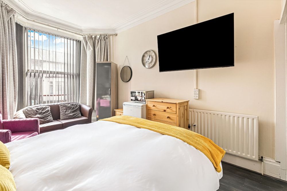 The B & B Blackpool Large Room, 1 Double bed 4