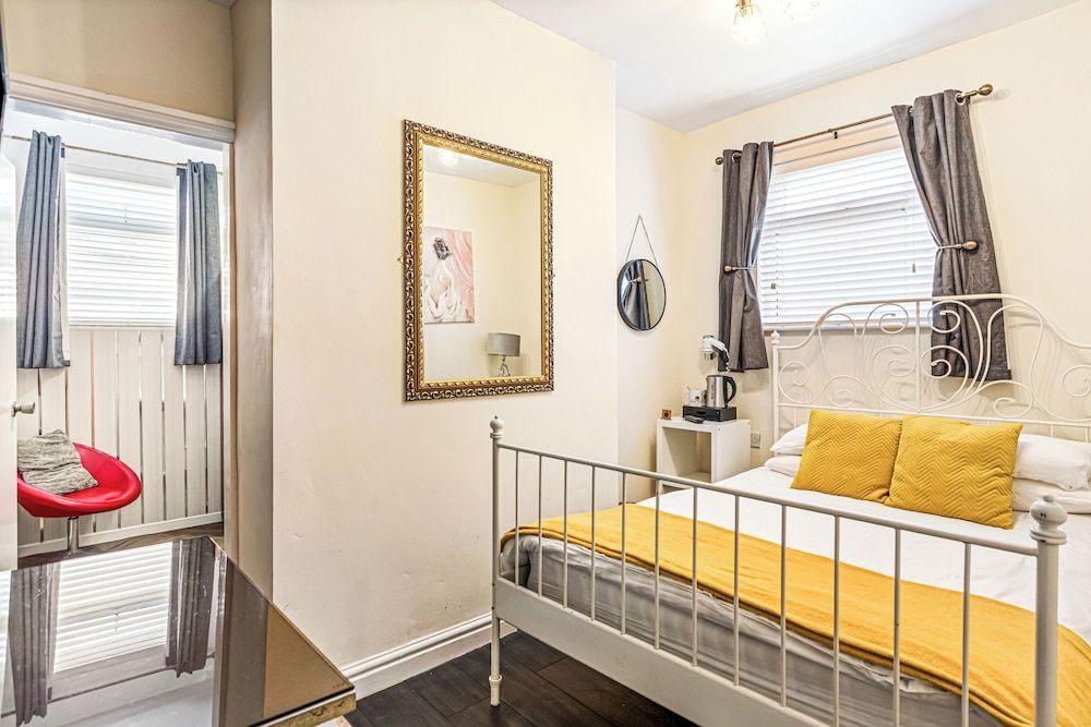 The B & B Blackpool Large Room, 1 Double bed 7