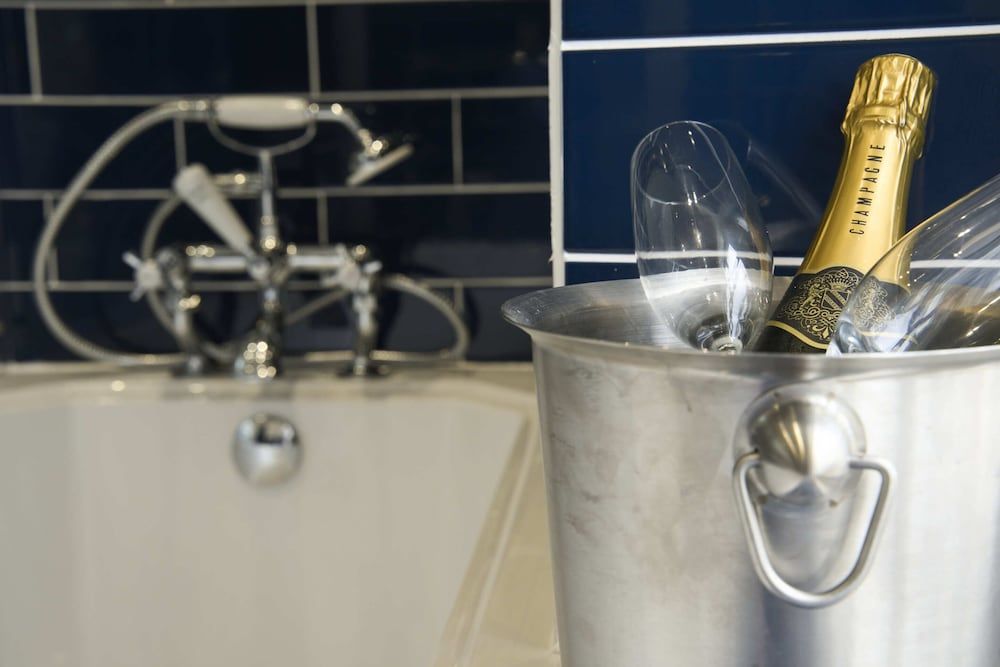 The White Hart Hotel Classic Twin Room, Ensuite (first floor) 9