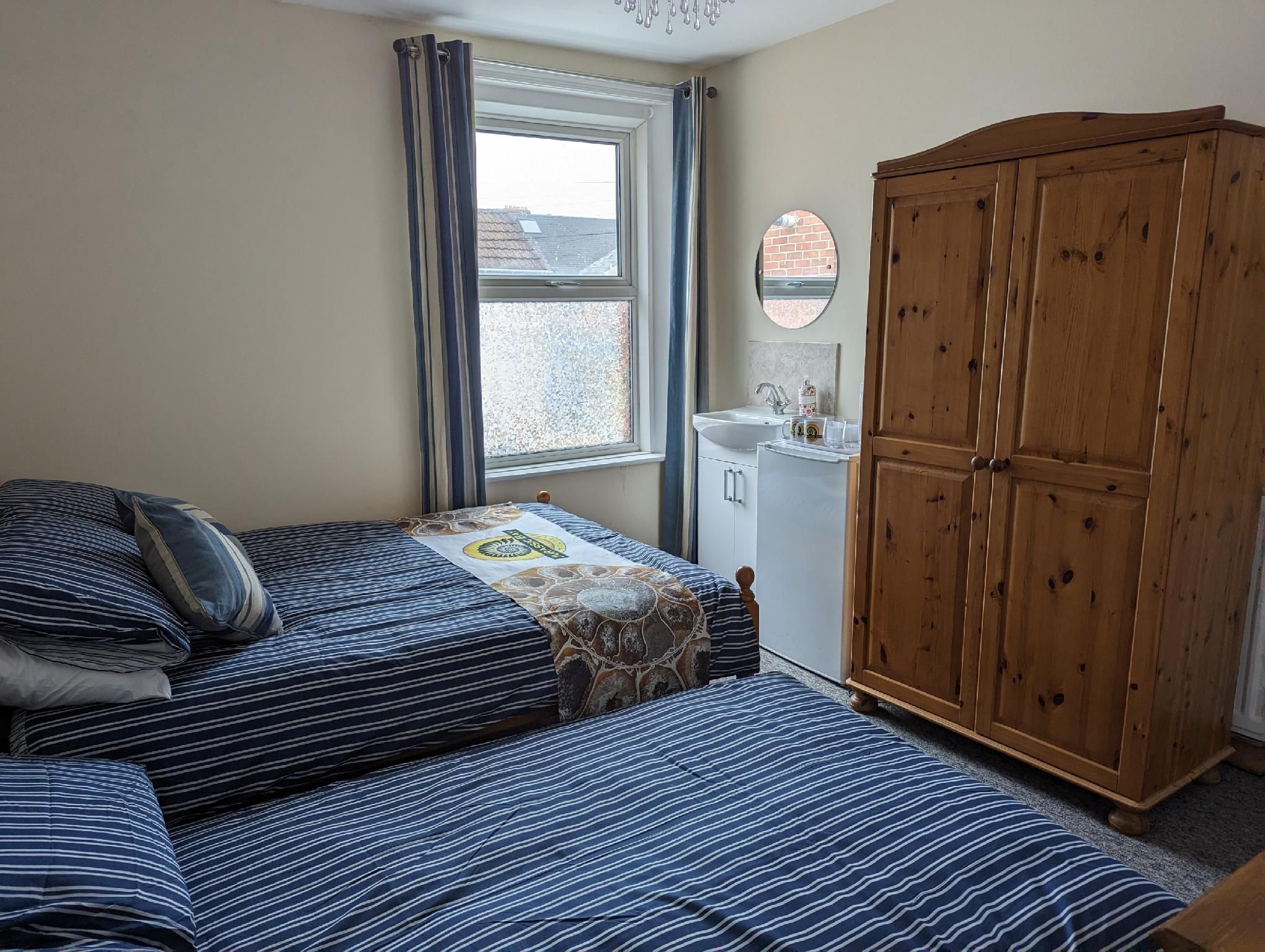 Family room-Silver-Economy-Communal washrooms-No view