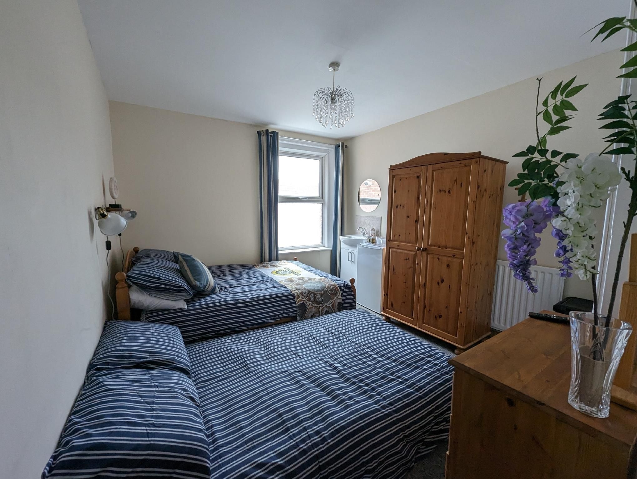 Family room-Silver-Economy-Communal washrooms-No view