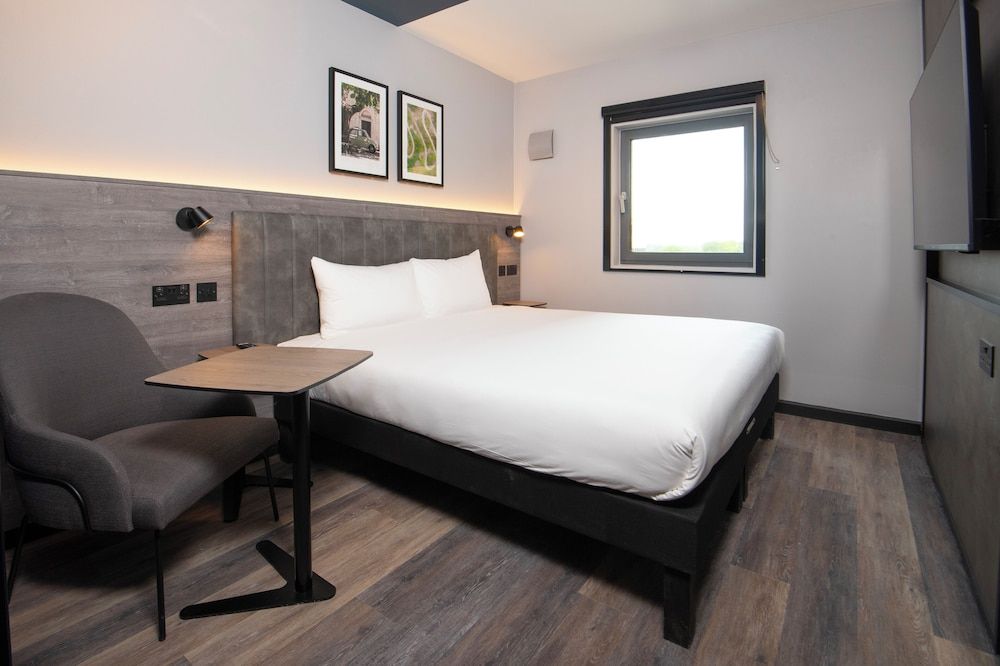 Ibis Styles London Gatwick Airport Standard Twin Room, 2 Twin Beds 2