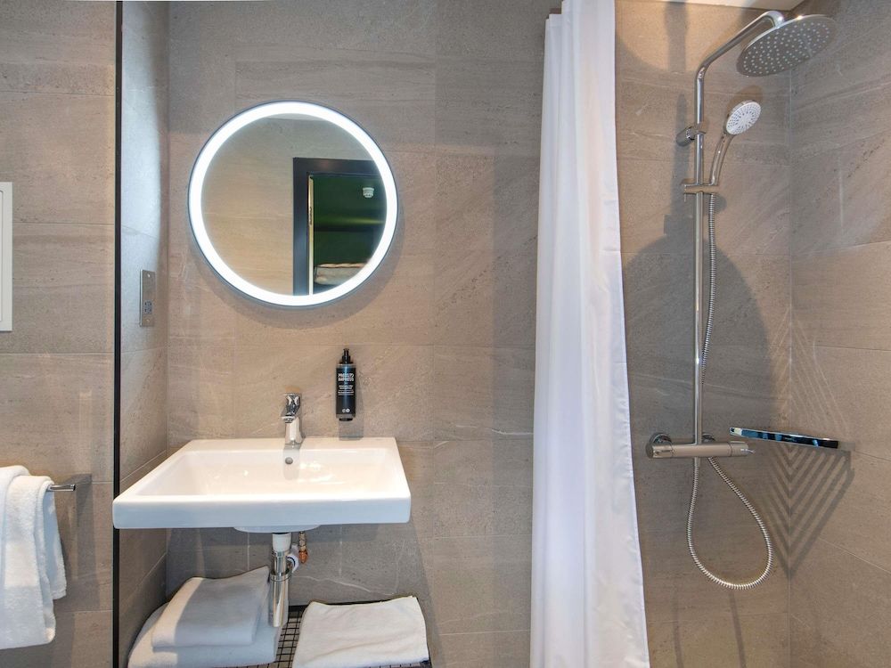 Ibis Styles London Gatwick Airport Standard Double Room, Accessible (Ambulant) 9