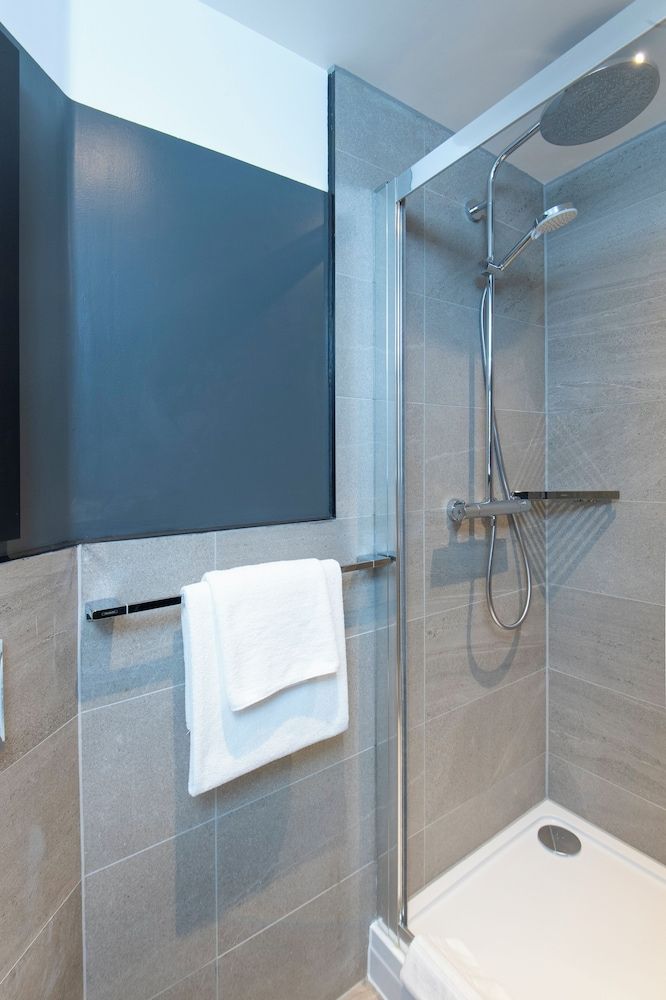 Ibis Styles London Gatwick Airport Standard Twin Room, 2 Twin Beds 8