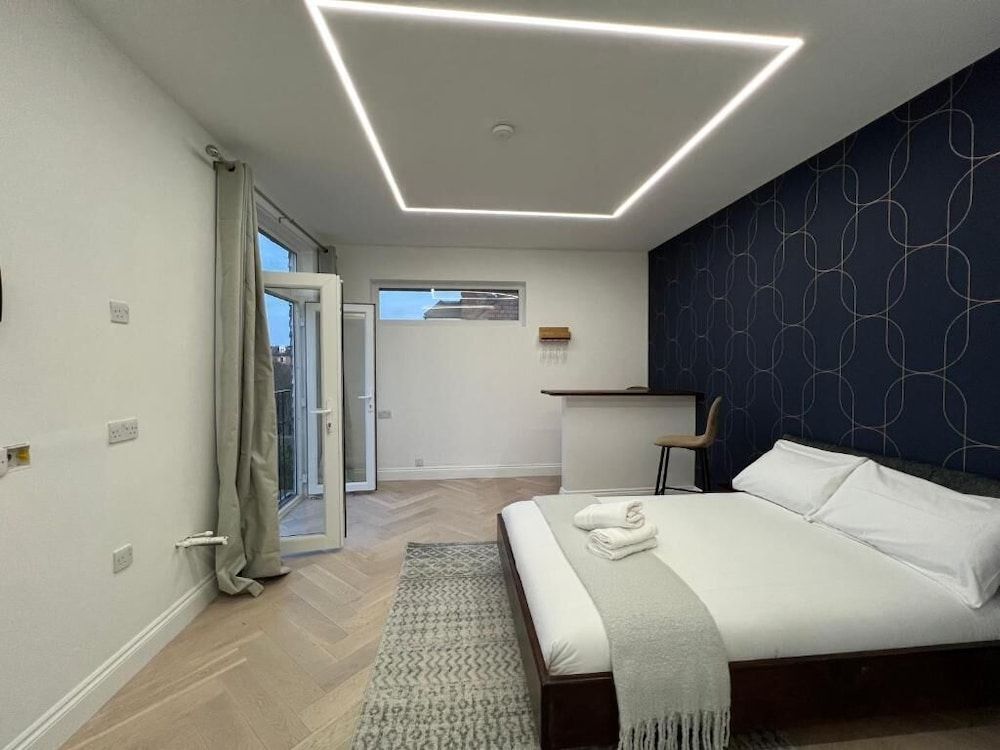 London Studios and Suites Panoramic Studio 2