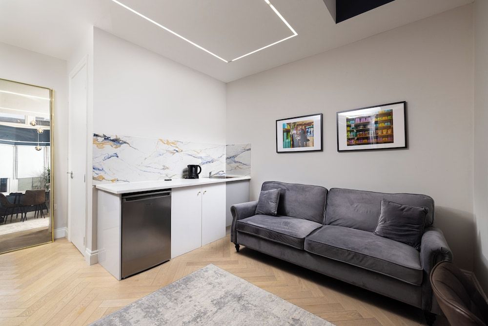 London Studios and Suites Luxury Studio 10