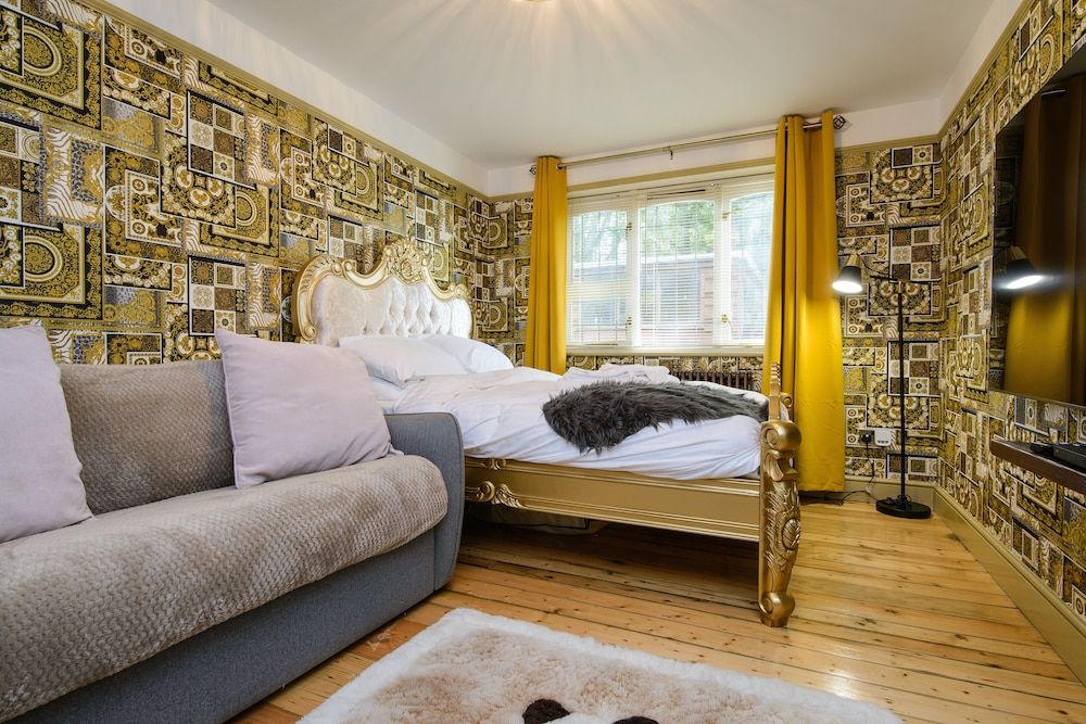 Deluxe 2 Bed Versace Hottub Skytv House 3