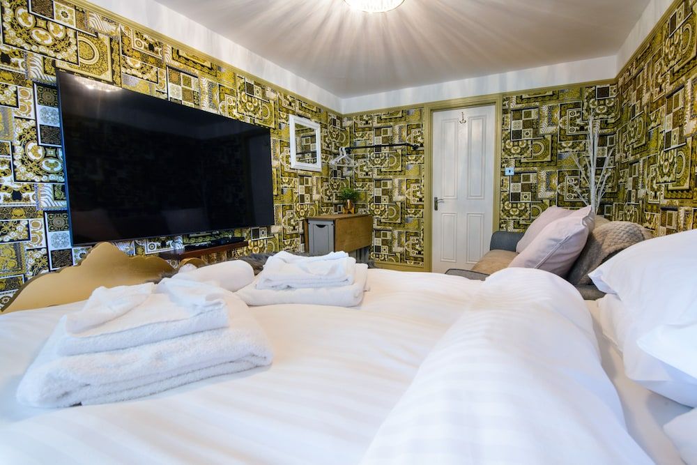 Deluxe 2 Bed Versace Hottub Skytv House 5