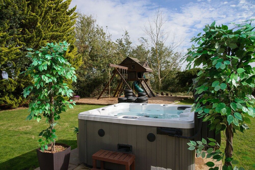 Deluxe 2 Bed Versace Hottub Skytv House 10