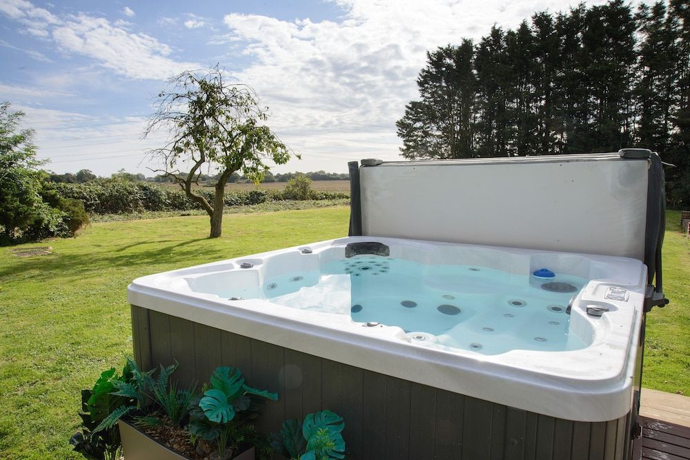 Deluxe 2 Bed Versace Hottub Skytv House 11