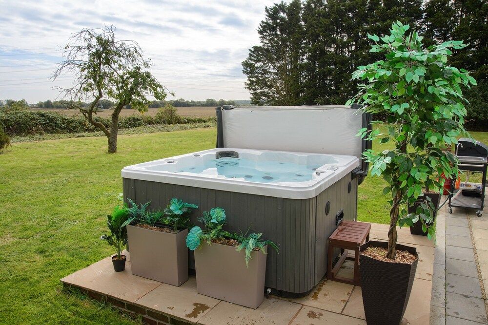 Deluxe 2 Bed Versace Hottub Skytv House 12