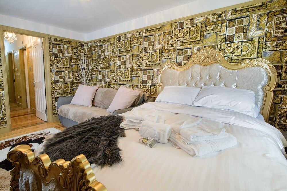 Deluxe 2 Bed Versace Hottub Skytv House 6